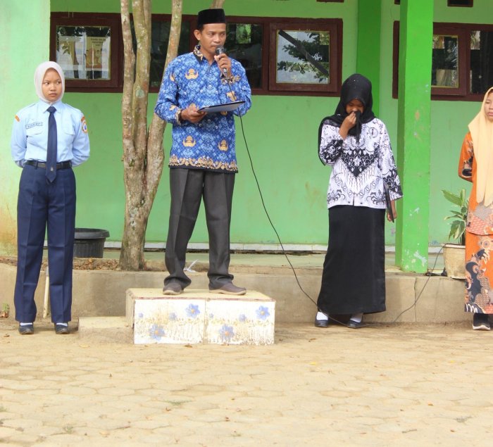 Suasana khidmat menyelimuti halaman MTsN 8 Batang Hari pagi ini dalam rangka memperingati Hari Pahlawan