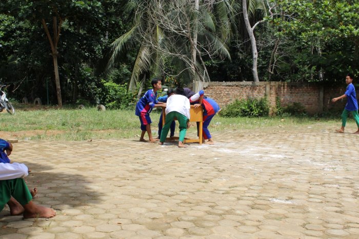 Semarak Sambut Hari Guru Nasional, MTsN 8 Batang Hari Gelar Beragam Lomba Unik