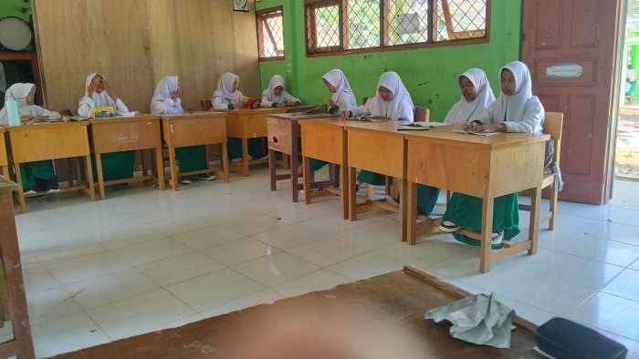 Senyum Siswa MTsN 8 Batang Hari Warnai Kegiatan Belajar