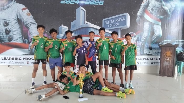 MTsN 8 Batang Hari Juara 1 Lomba Voli di Pelita Raya School Jambi