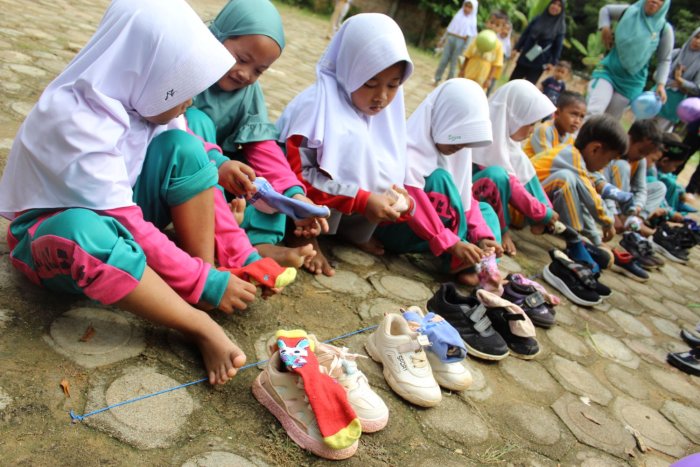 Sambut Hari Guru, MTsN 8 Batang Hari Gelar Acara Bersama Anak RA Jangga Baru