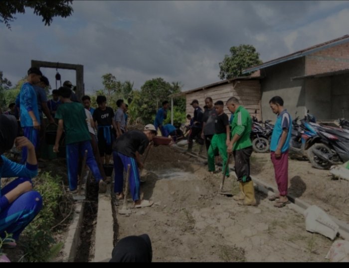 Warga MTsN 8 Batang Hari Gotong Royong Perbaiki Jalan Sekolah