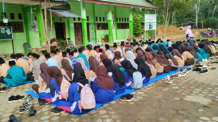 Warga MTsN 8 Batang Hari Gelar Yasinan Jelang Class Meeting