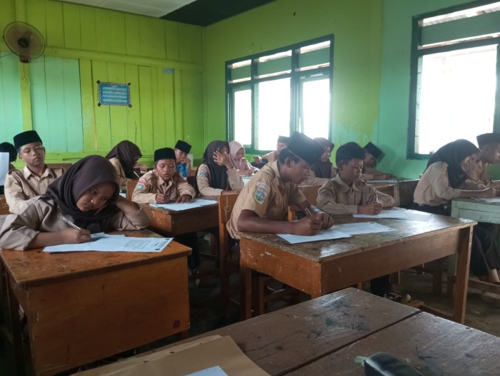 Ujian SAS Akidah Akhlak Berjalan Lancar di MTsN 8 Batang Hari