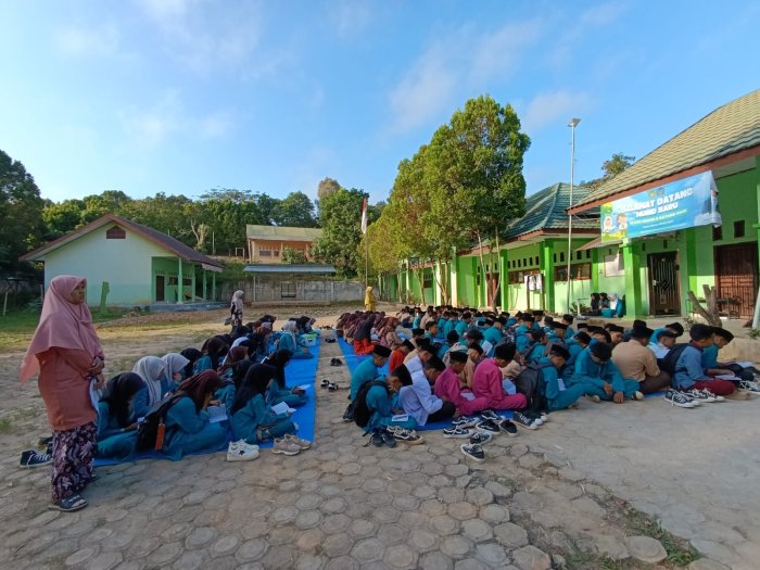 Yasinan rutin setiap Jumat merupakan program pembinaan keagamaan Yasinan rutin setiap Jumat merupakan program pembinaan keagamaan
