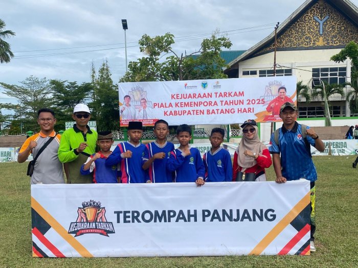 MTsN 8 Batang Hari Ikut Ramaikan Lomba Terompah Panjang Putri di Kejuaraan Tarkam Kemenpora 2025