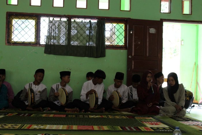 Jumat Berkah di MTsN 8 Batang Hari: Dari Yasinan Rutin ke Harmoni Hadroh bersama Pak Refsi