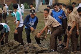 Siswa MTsN 8 Batang Hari Gelar Gotong Royong di Desa Jangga Baru