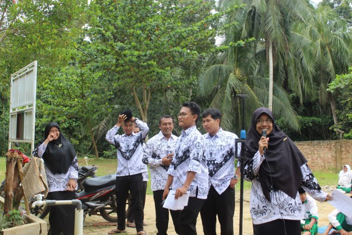 MTsN 8 Batang Hari Gelar Upacara Peringatan Hari Guru ke-80, Semarak dengan Lomba Sambung Lagu Antarguru