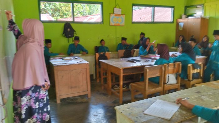 Pembelajaran Akidah Akhlak Kelas 8.2 MTsNegeri 8 Batang Hari: Evaluasi Materi Kitab-Kitab Allah dan Sifat Terpuji