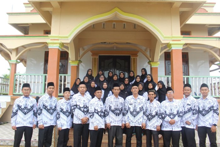 MTsN 8 Batang Hari Pimpin Upacara Hari Guru ke-80, Satukan Empat Lembaga Pendidikan