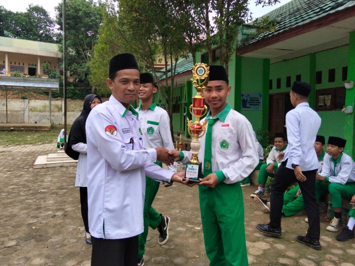 Sabet Juara di HAB Kemenag, MTsN 8 Batang Hari Serahkan Trofi Kemenangan Kepada Tim Voli
