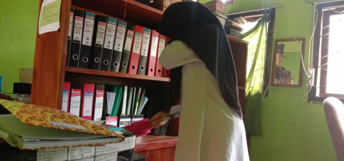 Staf TU MTsN 8 Batang Hari Bersihkan Ruang Kantor