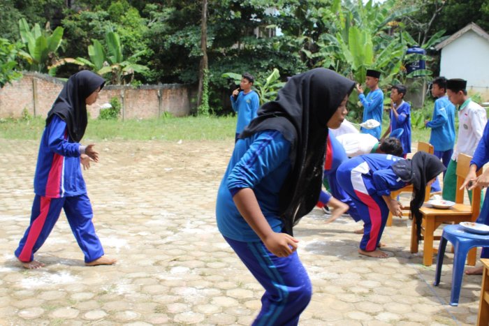 MTsN 8 Batang Hari Gelar Lomba Tepung Pakai Sendok Meriahkan Hari Guru ke-80