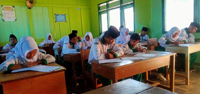 Fokus di Ruang E: Pelaksanaan PAS IPS MTsN 8 Batang Hari Dimulai Penuh Semangat