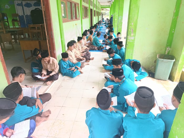 Siswa Kelas 8.2 Pimpin Yasinan Rutin di MTsN 8 Batang Hari