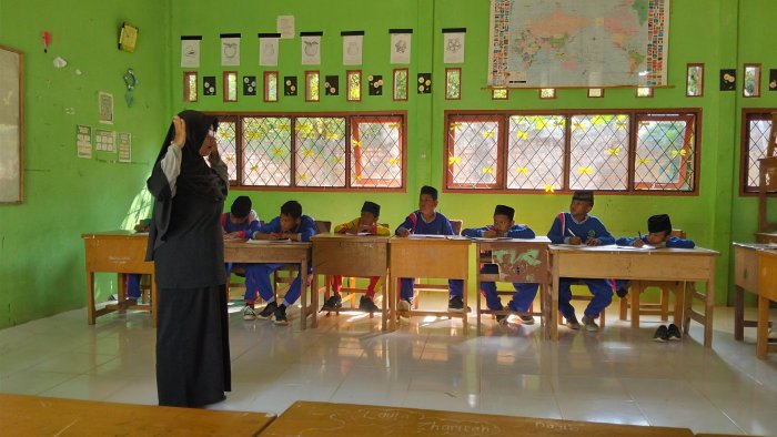 Pembelajaran Akidah Akhlak di MTsNegeri 8 Batang Hari: Siswa Kelas 72 Pelajari Adab Sholat Bersama Karyawati