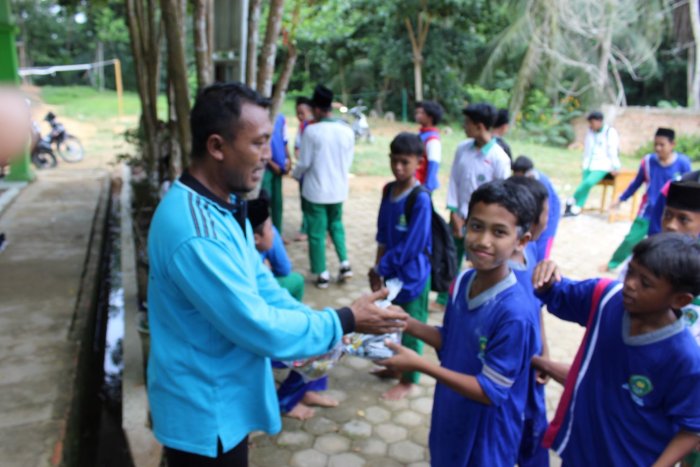 Semarak Hari Guru ke-80: Tim Kelas VII.2 Pria MTsN 8 Batang Hari Raih Juara Lomba Tepung Pakai Sendok