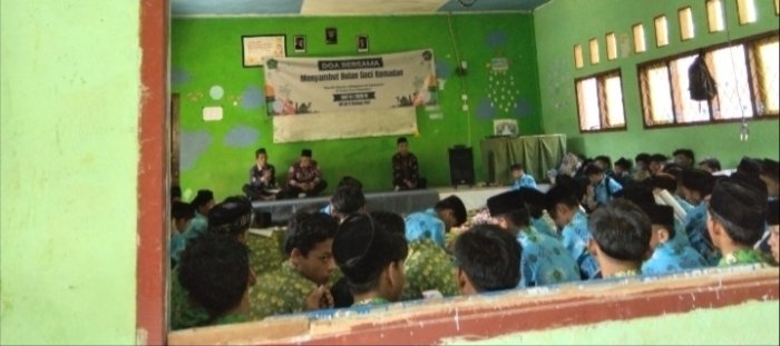 MTsN 8 Batang Hari Laksanakan Perpisahan Guru Refsyansyah dan Ani