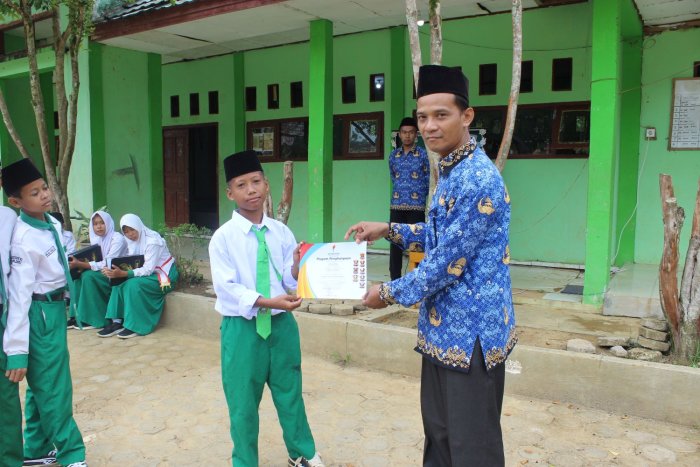 Ses Dwi Ariyanto Raih Piagam Sekolah atas Prestasi di Kejuaraan Tarkam Kemenpora 2025
