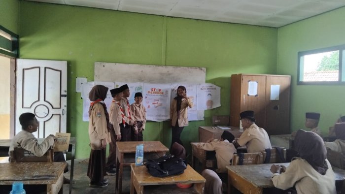 Asah Kreativitas dan Keterampilan Berbicara, Kelas 8.2 Belajar Membuat dan Mempresentasikan Poster Manual