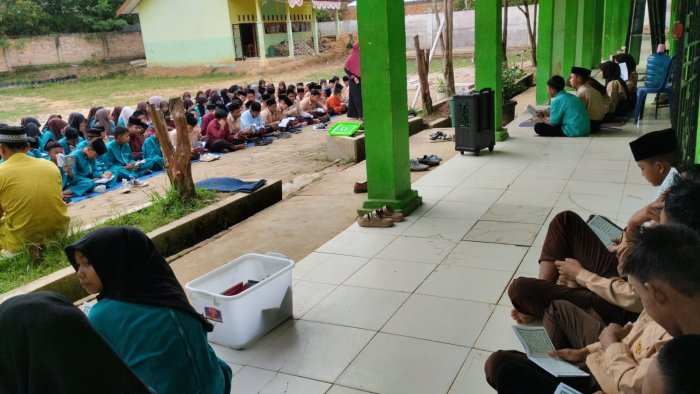 Jumat Penuh Berkah, MTsN 8 Batang Hari Gelar Yasinan Rutin di Halaman Sekolah
