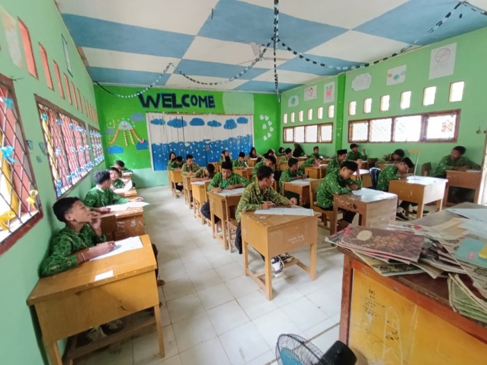 MTsN 8 Batang Hari Sukses Gelar Ujian SAS Pendidikan Pancasila, Pengawas Pak Hapzan Wijaya Jaga Kualitas Pelaksanaan