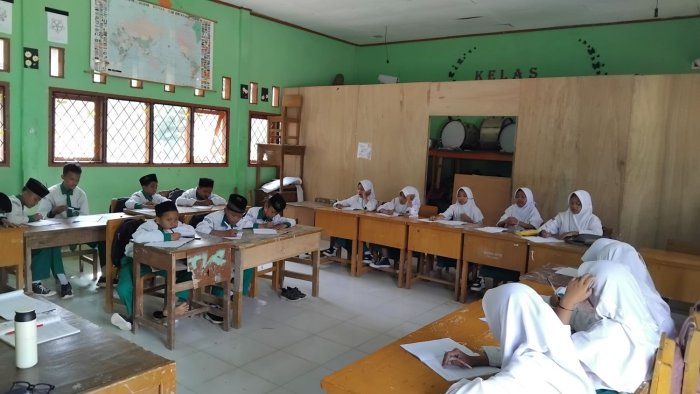 Asah Kreativitas Siswa, MTsN 8 Batang Hari Gelar Pembelajaran Merancang Cerita Fantasi