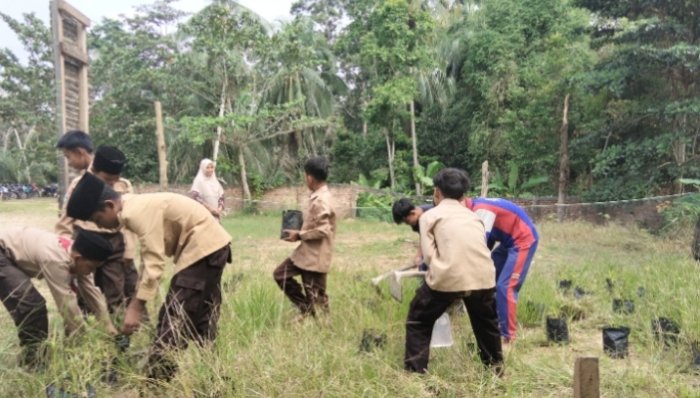 Siswa Kelas 9 MTsN 8 Batang Hari Belajar Kewirausahaan dengan Membersihkan Kebun