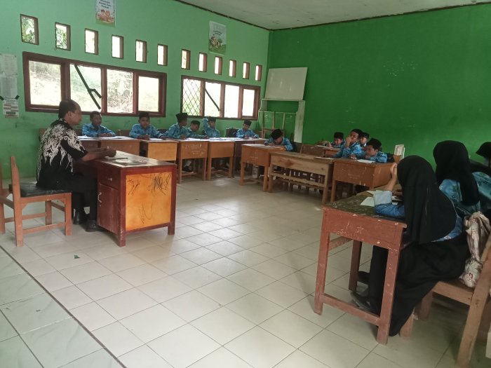 Siswa MTsN 8 Batang Hari Antusias Belajar Bahasa Arab