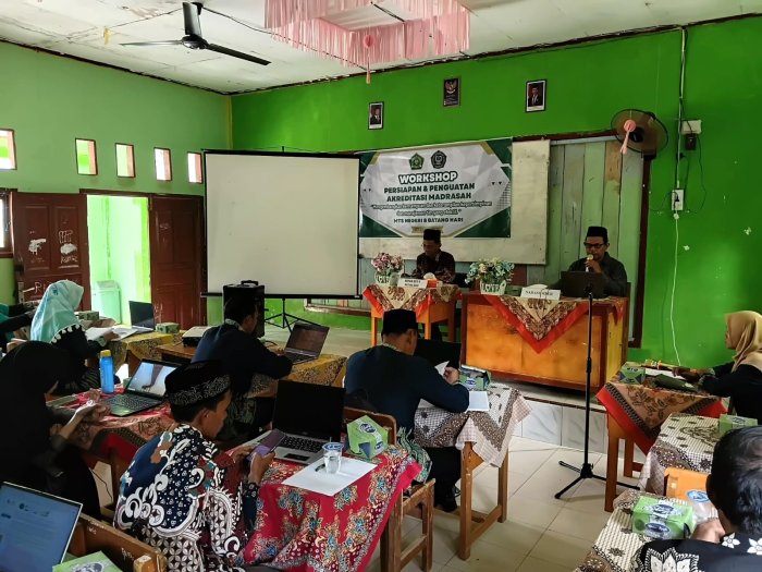Lawan Guyuran Hujan, MTsN 8 Batang Hari Gelar Workshop Penguatan Akreditasi dengan Penuh Semangat