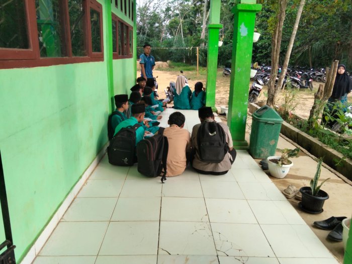 Siswa MTsN 8 Batang Hari Khusyuk Ikuti Yasinan Rutin, Layla Qodriah Sampaikan Kultum Menggugah