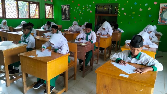 MTsN 8 Batang Hari Laksanakan PAS 2025 Mapel Seni Budaya, Siswa Ikuti Ujian dengan Penuh Semangat