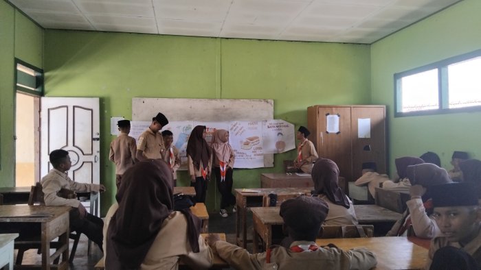 Siswa MTsN 8 Batang Hari Belajar Membuat Poster Kreatif