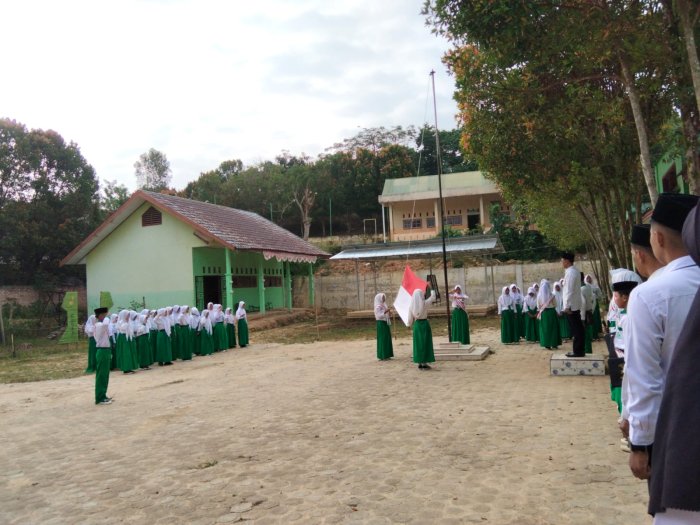 Siswa MTsN 8 Batang Hari Laksanakan Upacara Bendera dengan Khidmat, Kepala Madrasah Beri Apresiasi Tinggi