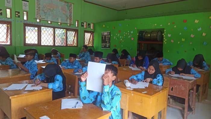 MTsN 8 Batang Hari Sukses Gelar Ujian SAS Bahasa Arab, Ibu Ani Aryadiningsih Awasi Ruang B