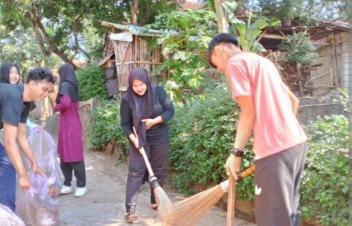 Siswa MTsN 8 Batang Hari dan Tim KKN Bersihkan Lingkungan Madrasah