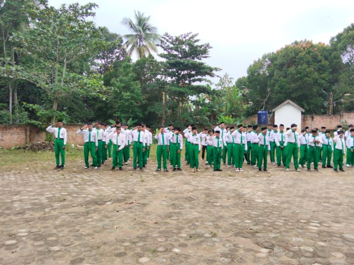 Awali Pekan dengan Disiplin, Kepala MTsN 8 Batang Hari Berikan Arahan Tegas Terkait Tata Tertib