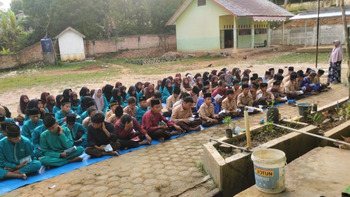 MTsN 8 Batang Hari Gelar Yasinan Rutin di Halaman Sekolah