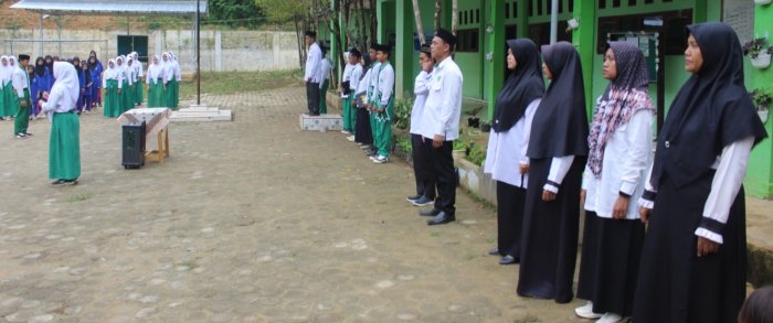 Zulfa Inayah Dilantik sebagai Ketua OSIM MTsN 8 Batang Hari