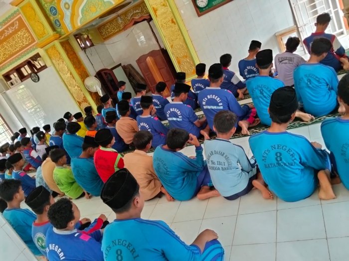 Siswa MTsN 8 Batang Hari Rutin Sholat Dhuhur Berjamaah