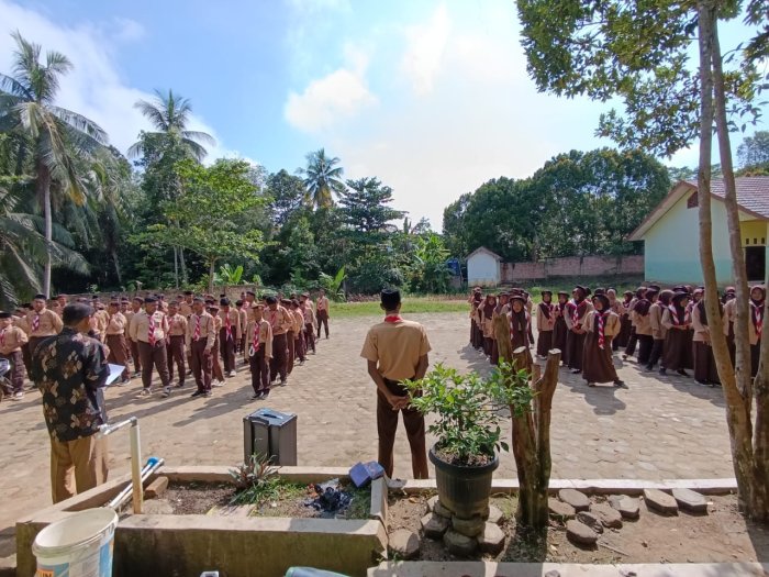 Diwarnai Pengarahan Disiplin dari Wakasis, MTsN 8 Batang Hari Gelar Latihan Rutin Kepramukaan