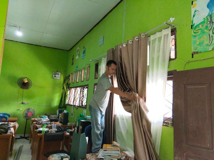 Perindah Ruang Kerja, MTsN 8 Batang Hari Lakukan Penataan Ruang Kantor