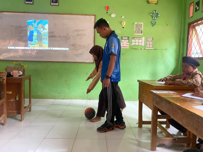 Siswa MTsN 8 Batang Hari Semangat Ikuti Praktik PJOK