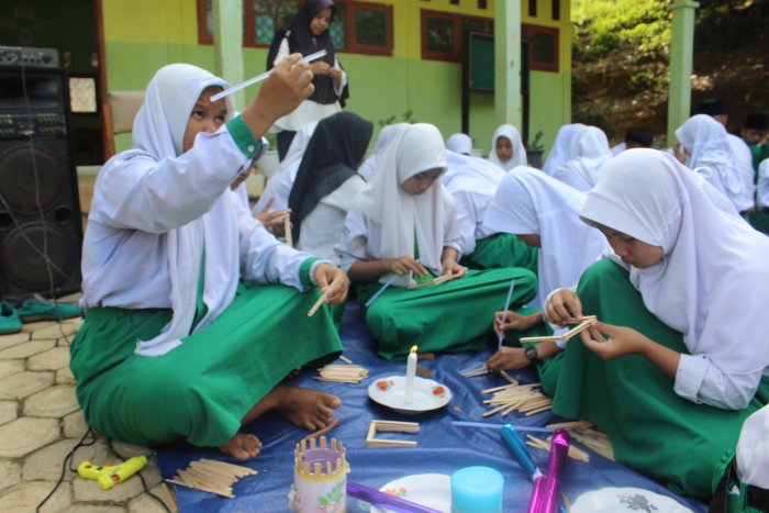 Kembangkan Kreativitas Siswa, MTsN 8 Batang Hari Gelar Kegiatan Pengembangan Diri Membuat Karya dari Stik Kayu