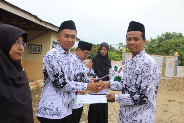 MTsN 8 Batang Hari Gelar Upacara Hari Guru ke-80, Hapzan Wijaya Raih Penghargaan Modul Pembelajaran Terpopuler