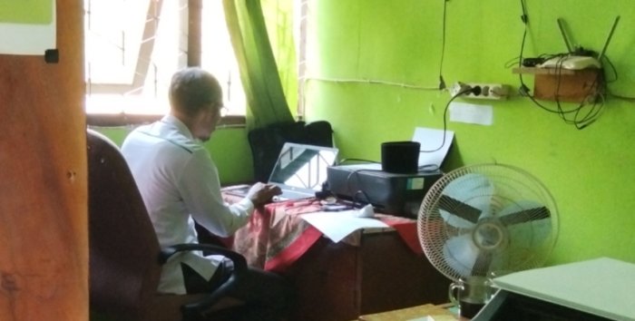 Bendahara MTsN 8 Batang Hari Siapkan Berkas Pencairan Dana Aktivitas Siswa
