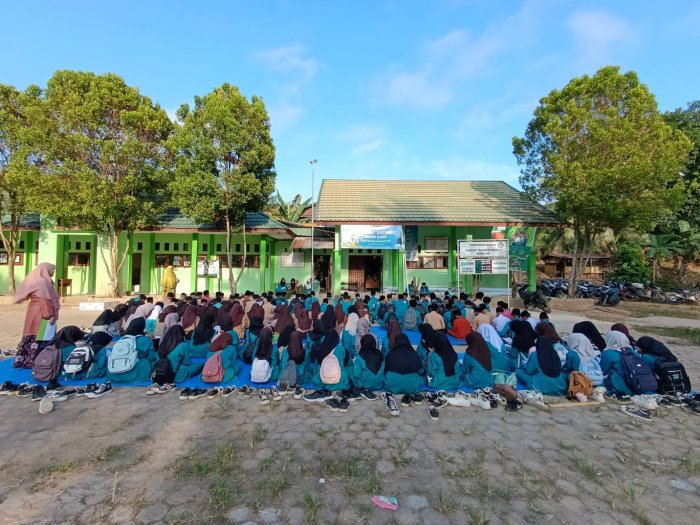 Siswa Kelas 7 Ikut Perdana, MTsN 8 Batang Hari Gelar Yasinan Rutin Setiap Siswa Kelas 7 Ikut Perdana, MTsN 8 Batang Hari Gelar Yasinan Rutin Setiap