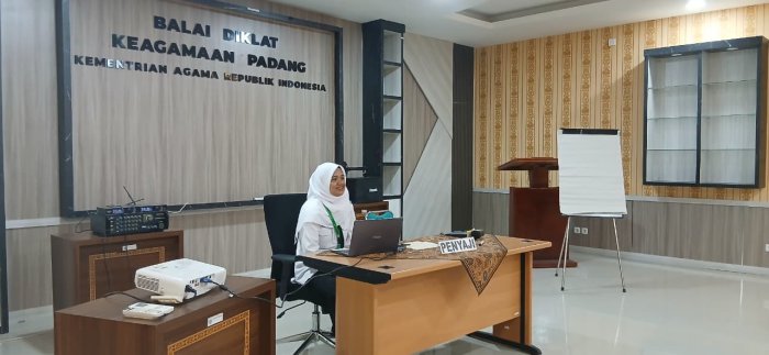 CPNS MTsN 8 Batang Hari Laksanakan Ujian Seminar di BDK Padang: Ranti Handayani Uji Aktualisasi Program