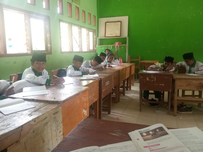 Liputan Pendidikan: MTsN 8 Batang Hari Gelar Pembelajaran Fikih Sholat Fardhu dan Sunnah